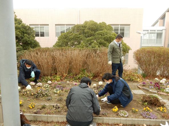 平岡都さん記念花壇「Garden of Hope」のお手入れをしました。