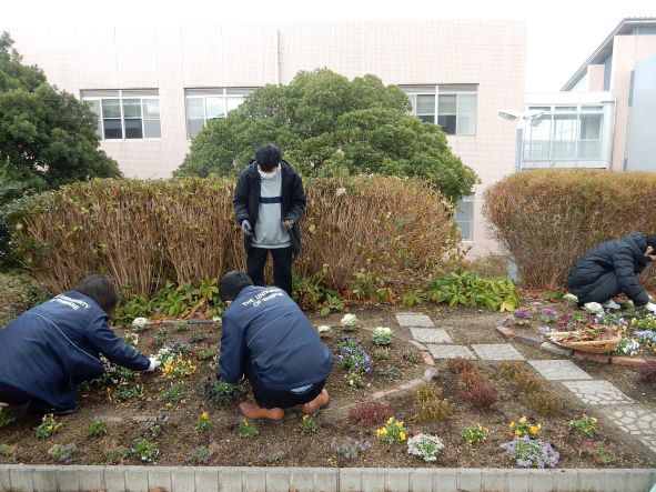 平岡都さん記念花壇「Garden of Hope」のお手入れをしました。
