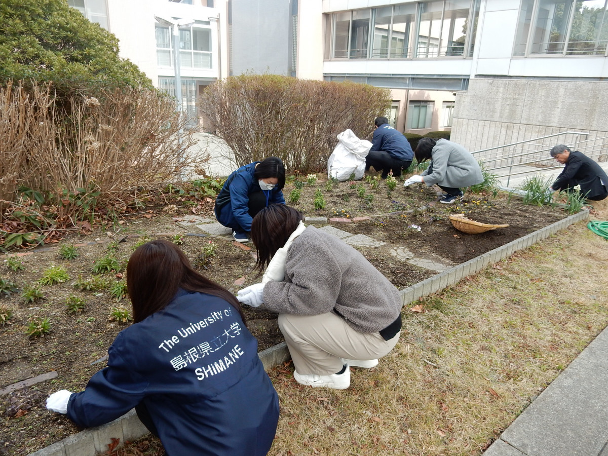 平岡都さん記念花壇「Garden of Hope」の手入れをしました。